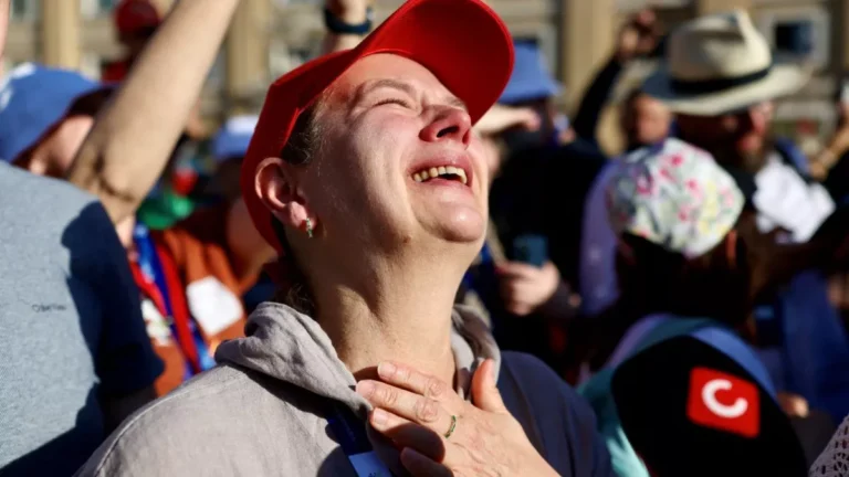 Novo papa: Veja fotos da reação dos fiéis com a fumaça branca no Vaticano