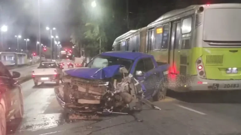 Veículo de luxo bate em poste e motorista foge em Belo Horizonte