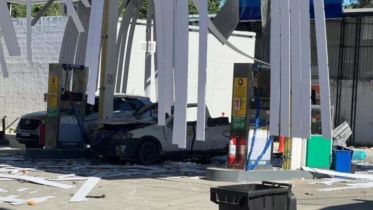 Vídeo: carro explode e destrói posto de gasolina no RJ