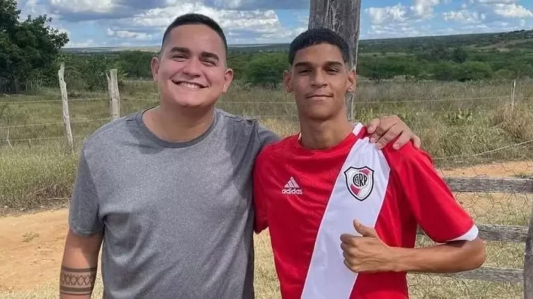 Luva de Pedreiro diz que vai leiloar boneco para pagar multa milionária