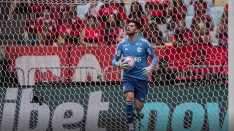 Carro de goleiro do Flamengo é alvejado durante tentativa de assalto no Rio