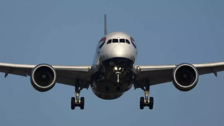 Tripulante de avião é flagrado dançando sem roupas durante voo