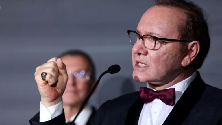 Kevin Spacey segura o choro ao discursar em Cannes: “Ainda estou de pé”