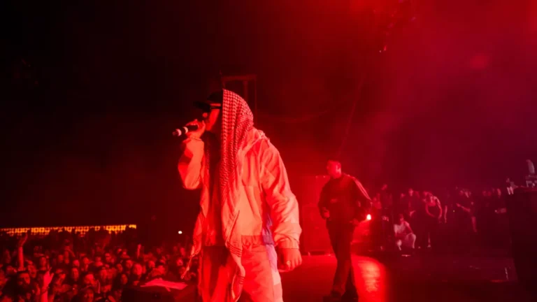 Membro da banda de rap irlandesa Kneecap é acusado de crime de terrorismo