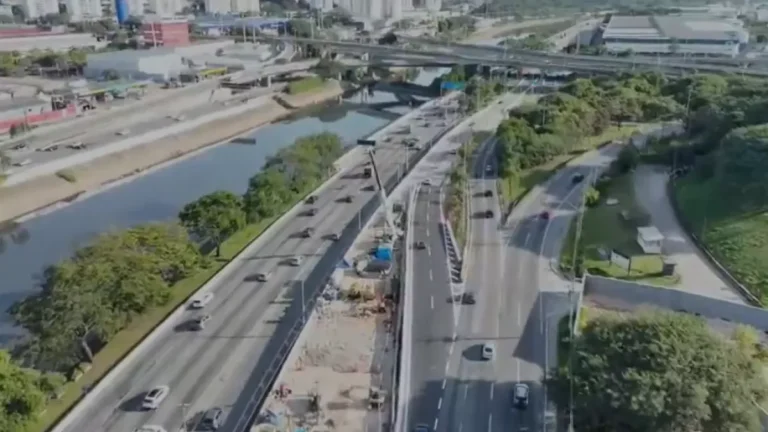 Cratera na Marginal Tietê: Sabesp conclui novo acesso à pista central