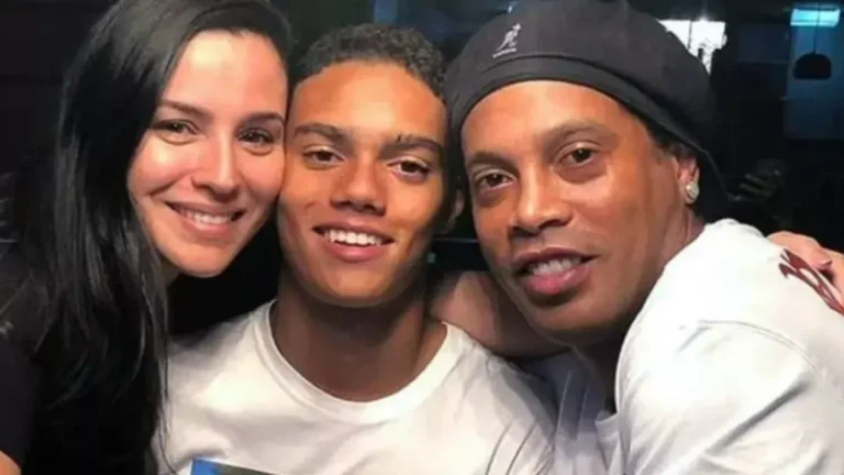 Agora vovô, Ronaldinho Gaúcho está em Barcelona para acompanhar o nascimento da primeira neta