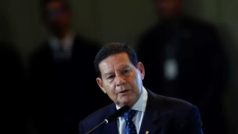 Mourão diz que avisaria Bolsonaro se fosse encontrar Moraes
