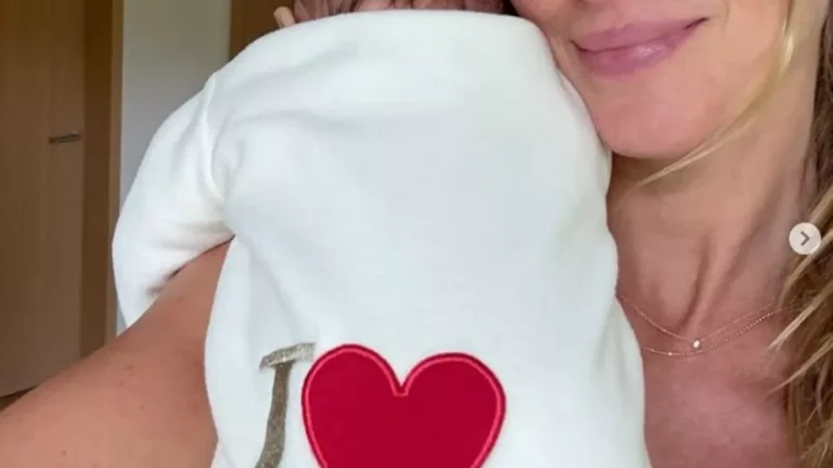 Gisele Bündchen posa com seu filho mais novo pela primeira vez nas redes sociais