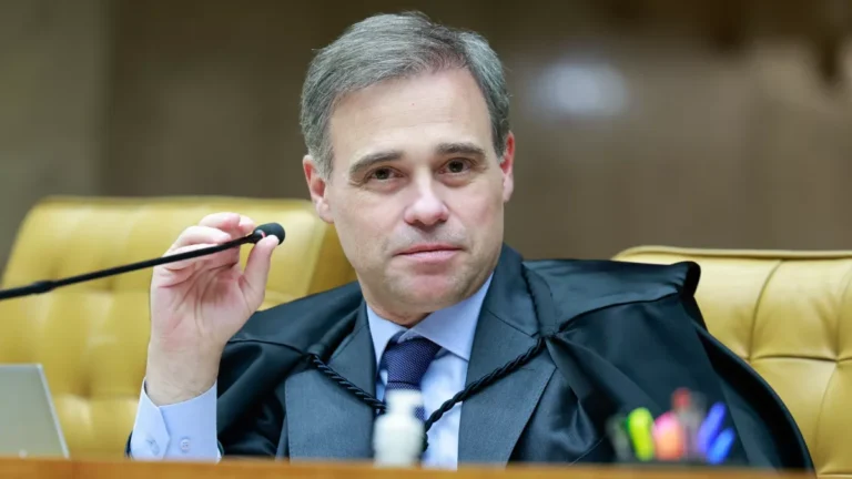 Mendonça abre divergência e vota alinhado às big techs em ação sobre redes