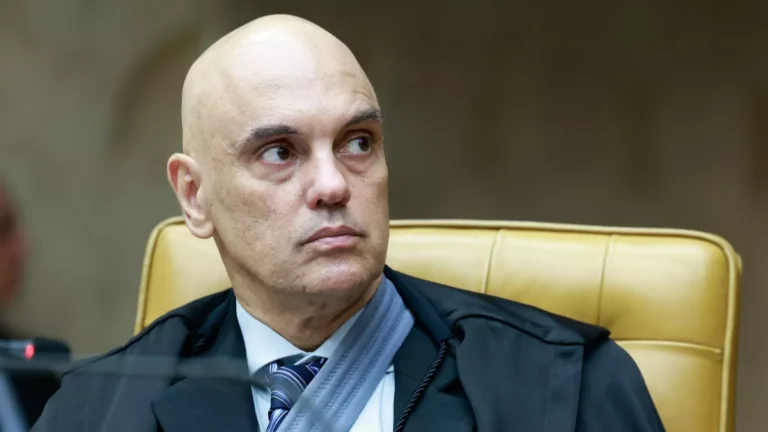 Moraes notifica Câmara para suspender salário de Carla Zambelli