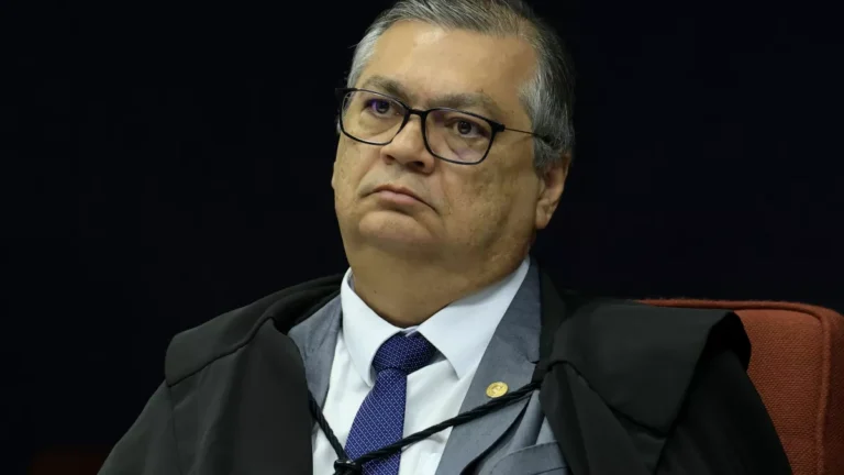 Dino: “Tem mais deputado com celular em punho do que discussão na tribuna”