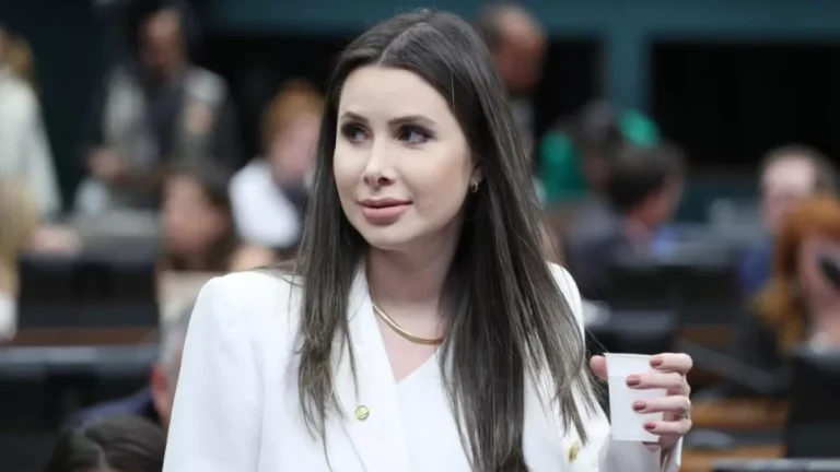 Caroline De Toni protocola projeto para que Léo Lins não seja criminalizado