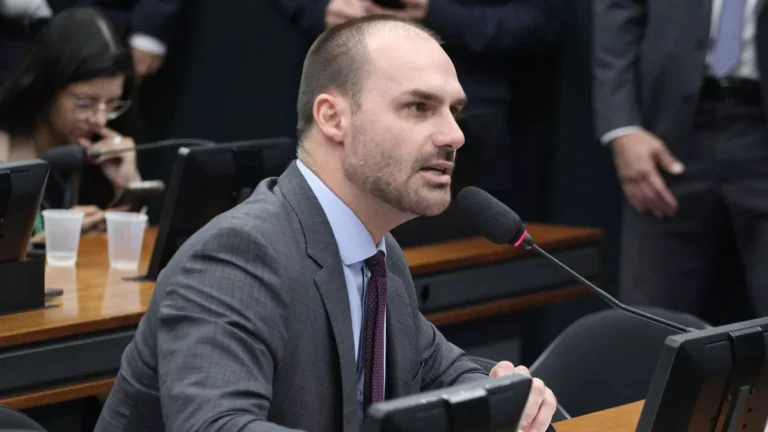 Análise: Com apoio de Bolsonaro, Eduardo trava debate na direita sobre 2026
