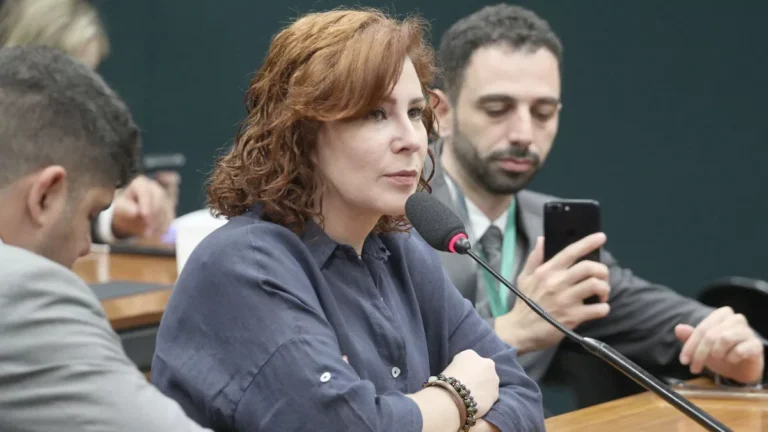 Em 24h, Zambelli perde redes, tem prisão decretada e novo inquérito