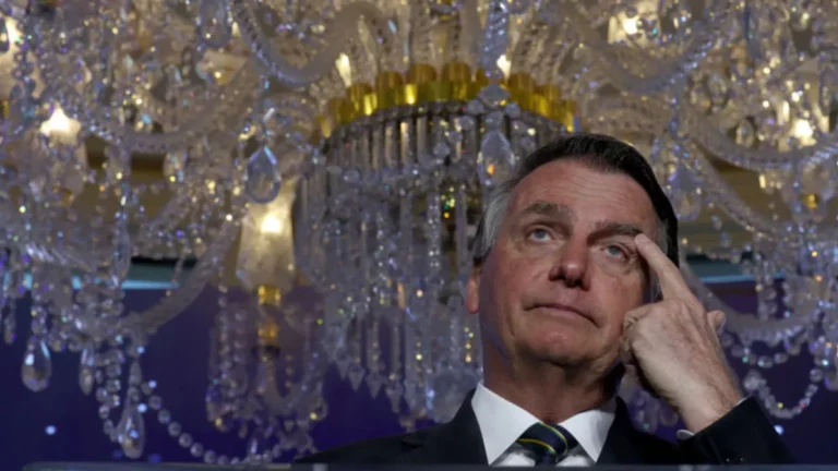PT pede ao STF que Bolsonaro use tornozeleira eletrônica