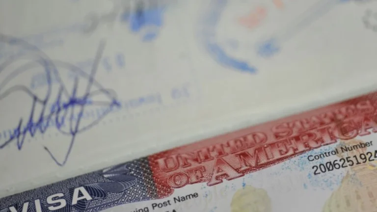 Emissão de visto americano para brasileiros cai 25% no governo Trump
