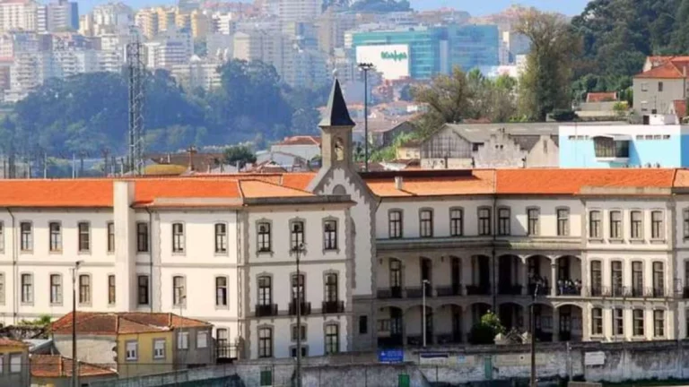 Homem morre asfixiado após esposa de 100 kg cair sobre ele em Portugal