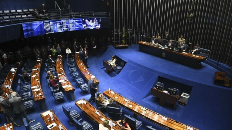 Adultização: Senado aprova regras para proteção de crianças na internet