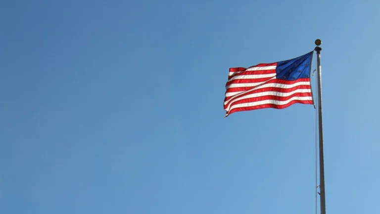 Trump deve assinar ordem que pune suspeitos de vandalizar bandeira dos EUA