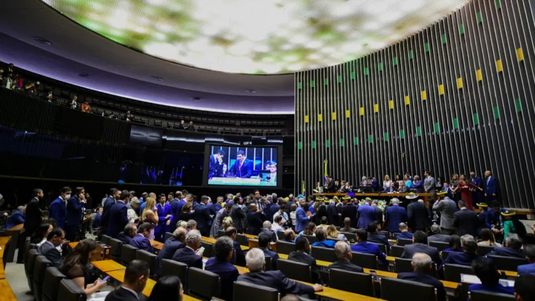 Deputados perderam R$ 1,4 milhão dos salários por faltas não justificadas