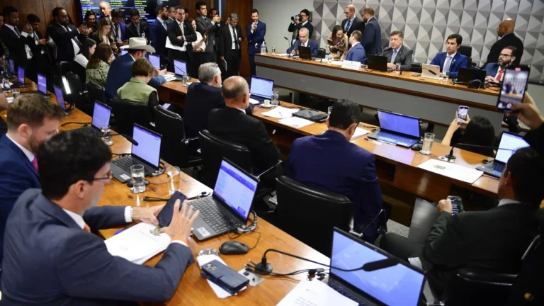 Análise: Oposição vem com tudo e governo quer reduzir danos na CPMI do INSS