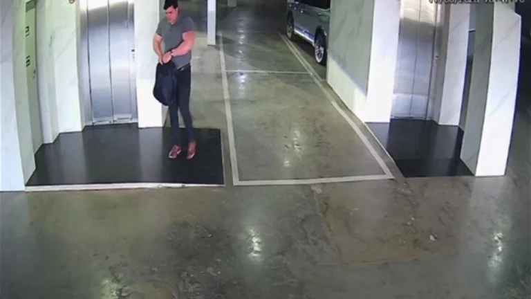 Vídeo mostra empresário que matou gari colocando a arma na mochila