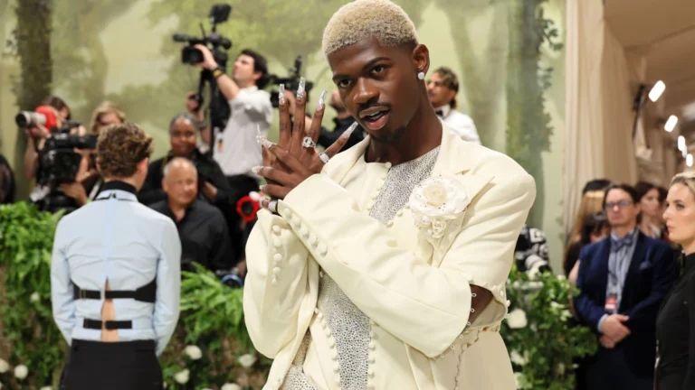 Lil Nas X foi visto nu antes de ser preso por agressão policial, diz site