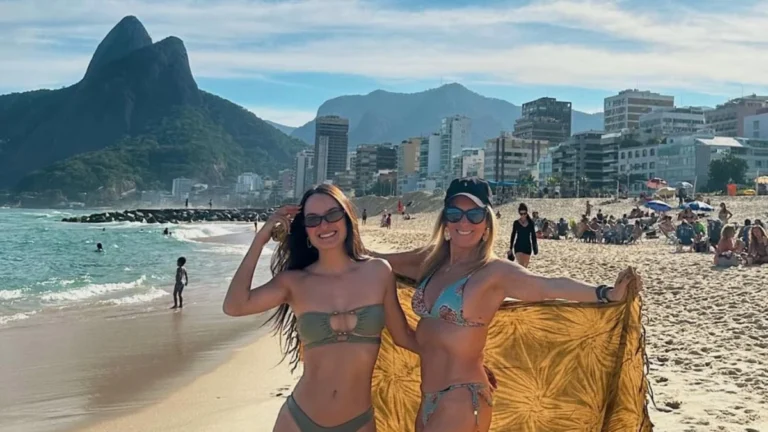 Helô Pinheiro recebe elogios ao posar em Ipanema com a neta: “Não é humana”
