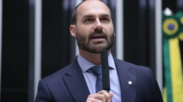 Análise: Prisão preventiva é considerada certa caso Eduardo volte ao Brasil