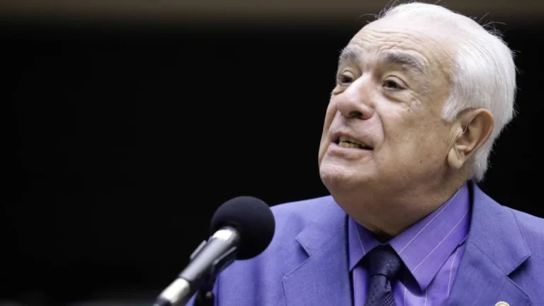 Quem é o deputado expulso do PL por criticar sanção dos EUA a Moraes