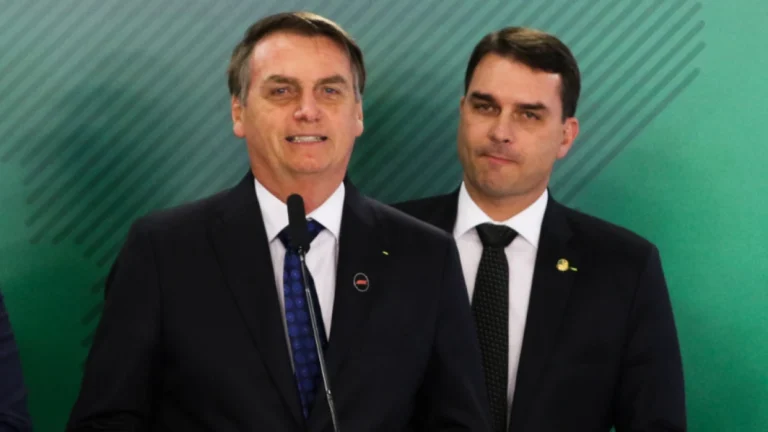 Flávio Bolsonaro visita o pai e critica decisão de Moraes
