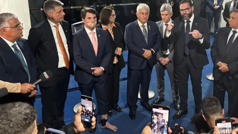 De tornozeleira, Marcos do Val retorna ao Senado em meio à obstrução