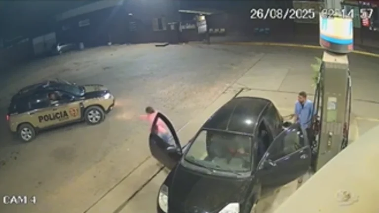 Mulher sequestrada salta de carro ao ver viatura da PM e escapa de agressor; veja vídeo