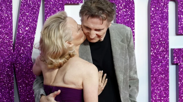 Liam Neeson teria tomado iniciativa e estaria encantado por Pamela Anderson