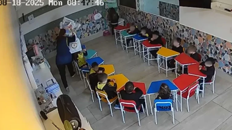 Professora que agrediu criança de 4 anos com pilha de livros é presa no RS