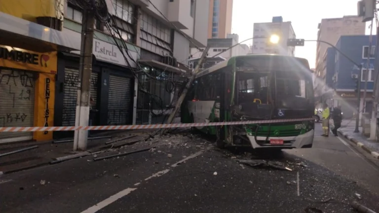 VÍDEO: batida entre carro e ônibus deixa feridos, interdita trânsito e derruba poste em Campinas