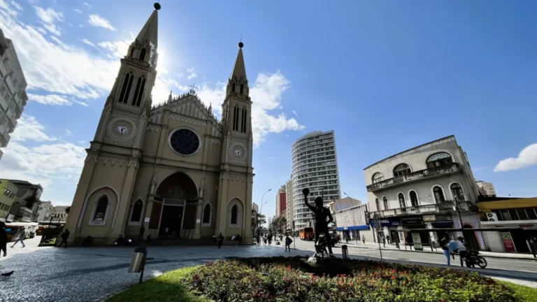 Curitiba deve registrar chuva forte e tempo instável nesta semana