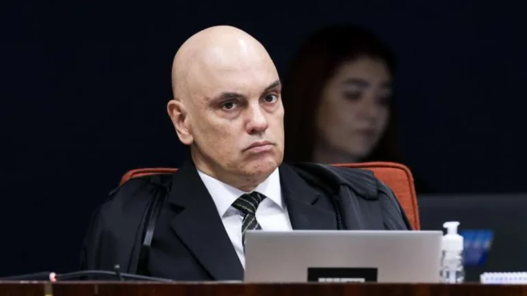 Moraes dá 15 dias para Eduardo Bolsonaro apresentar defesa após PGR denunciá-lo por coação