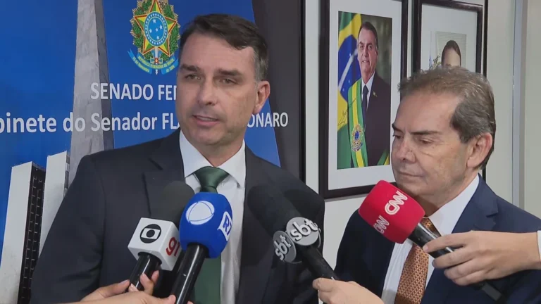 “Dosimetria não nos atende”, diz Flávio Bolsonaro após reunião com Paulinho