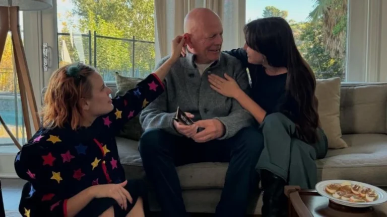 Filha de Bruce Willis posta clique raro ao lado do pai e irmã