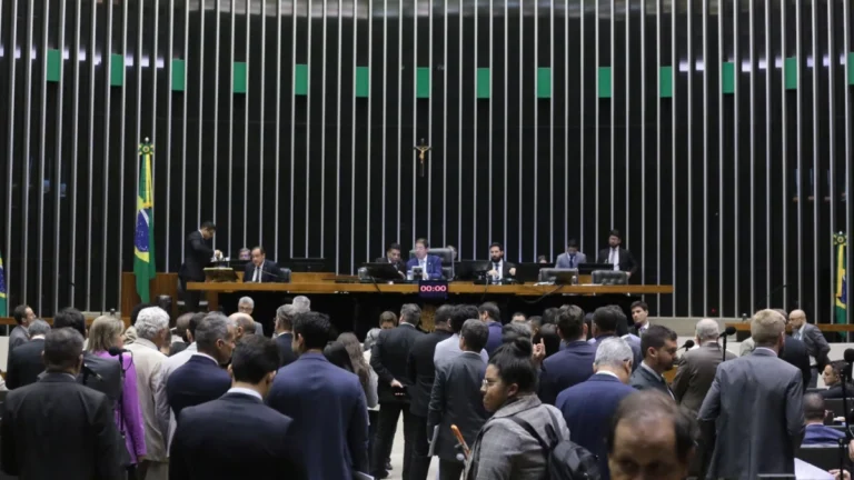 Câmara aprova projeto que veda descontos associativos em aposentadorias