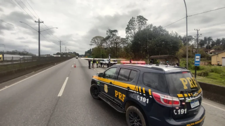 Avião monomotor faz pouso de emergência na Rodovia Régis Bittencourt, em SP