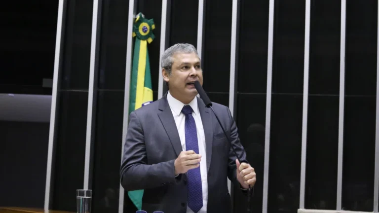 Líder do PT critica postura de Tarcísio em ato na Paulista sobre anistia