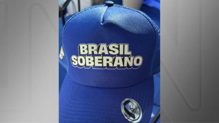 Governo distribui bonés com lema “Brasil Soberano” em desfile em Brasília