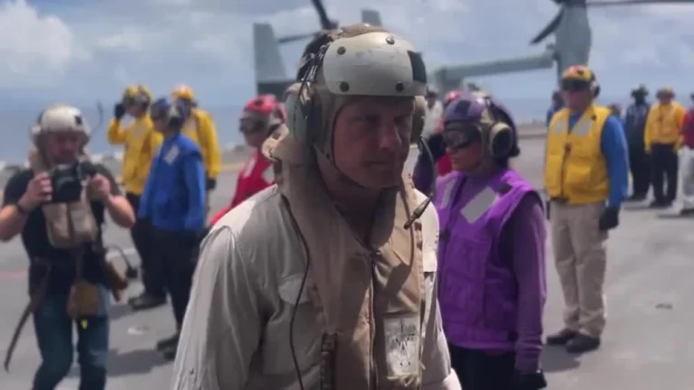 Secretário de Guerra dos EUA faz visita a navio enviado ao Caribe