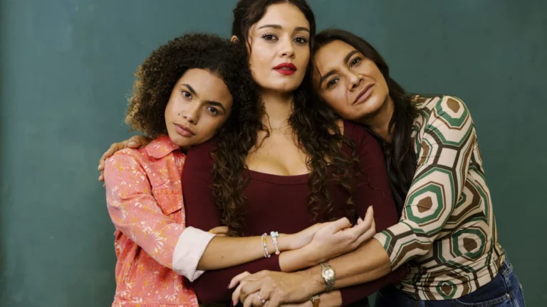 Veja novas imagens de Sophie Charlotte e Dira Paes em “Três Graças”