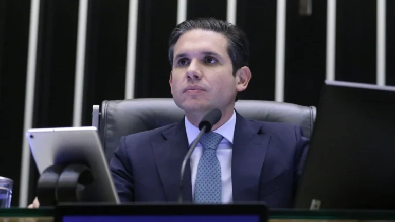 Em semana de julgamento, Hugo Motta opta por sessões virtuais