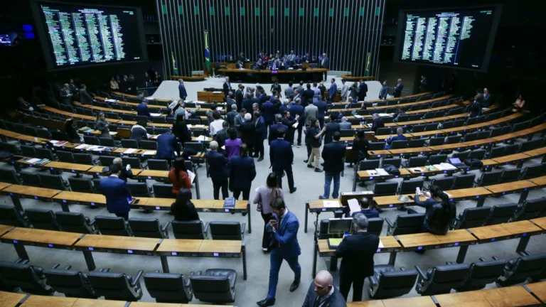 Saída de Sabino expõe dilema do Centrão entre pragmatismo e oposição a Lula