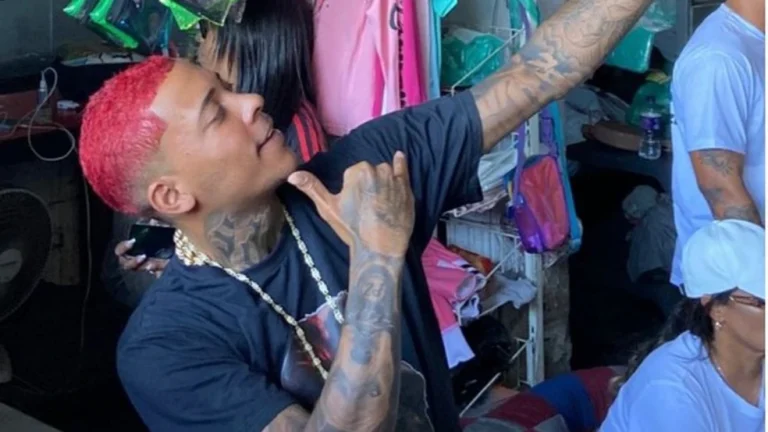 Alvará de soltura para Oruam é expedido, e cantor terá que usar tornozeleira e está proibido de ir ao Alemão; Poze vai a Bangu