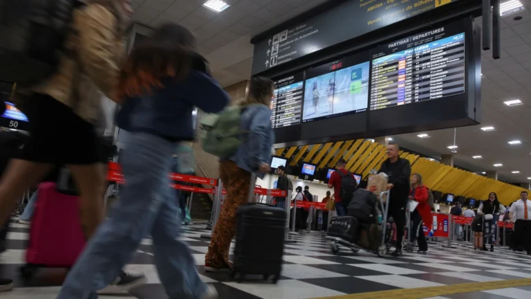 Aeroporto de Congonhas tem 18 voos cancelados após óleo na pista no Rio